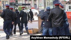 Полиция Макс Боқаев пен Талғат Аянды қолдау акциясына келген белсенділерді ұстап әкетіп барады. Алматы, 23 қазан 2016 жыл.