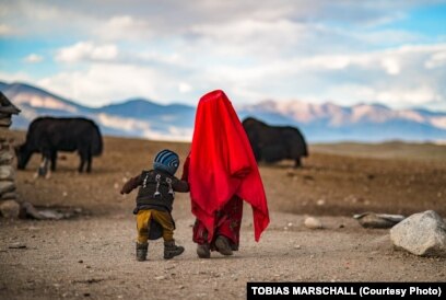 Жалаңаш аналар балаларына суретке түседі Мұғаліммен бірге порно видеоны қараңыз