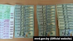 Грошы, якія знайшлі ў грамадзяніна Банглядэшу