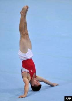 Еди Пенев изпълнява съчетание на земя на финала на Световното първенство по спортна гимнастика в Ротердам, в който остана а шесто място, 23 октомври 2010 г.