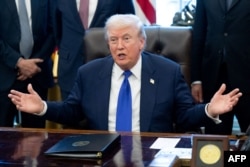 Президент США Дональд Трамп спілкується з пресою в Овальному кабінеті Білого дому у Вашингтоні, США, 2 лютого 2026 року