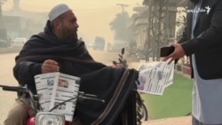 اخبار خرڅوونکي وايي موبایل او انټرنېټ یې روزګار کم کړی دی 