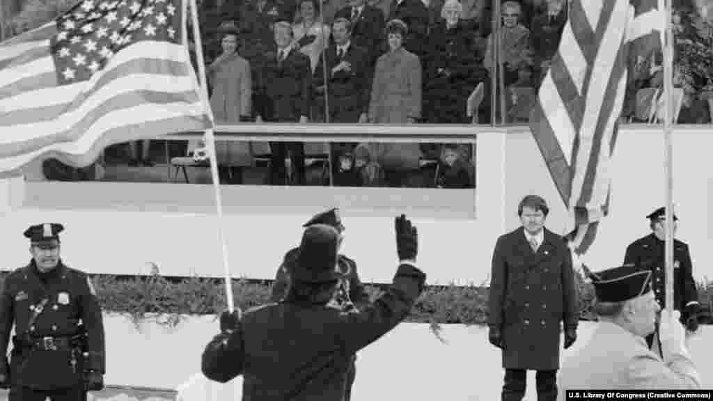 Član inauguracijske parade na rolama maše predsjedniku Jimmyju Carteru nakon njegove ceremonije polaganja zakletve 20. januara 1977. godine.