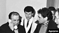 1989 Revoluția Română. Fostul oficial comunist Ion Iliescu și Petre Roman, membru al nomenclaturii, următorii lideri ai României.