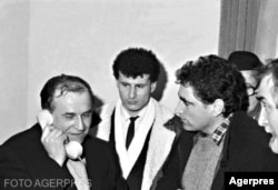 În 22 decembrie 1989, Petre Roman (dreapta) și Ion Iliescu (stânga) se aflau la sediul din București al Partidului Comunist din România.