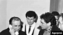 22 decembrie 1989, Ion Iliescu (stânga) și Petre Roman (dreapta) se pregăteau să preia conducerea României.