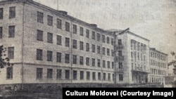 Noul corp de laboratoare al Institutelor de chimie, fizică aplicată și biologie ale Academiei de Științe din RSSM. „Cultura Moldovei”, 24 septembrie 1964. 