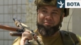 Gjahtarët ukrainas të dronëve patrullojnë rrugët në front