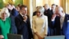 Președintele Franței Emmanuel Macron și soția sa Brigitte Macron, alături de regele Charles și regina Camilla, vizitează o expoziție de artă din Colecția Regală de la Castelul Windsor - 8 iulie 2025.