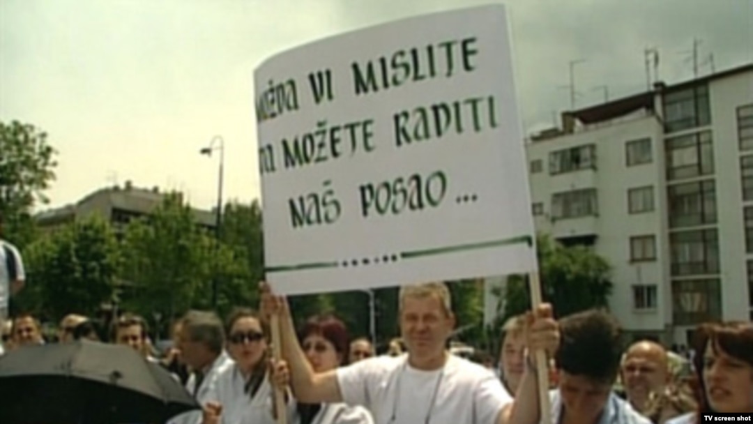 Radnici koji su nekada bili srednja klasa danas su većinom bez posla i plata ili su slabo plaćeni, te su štrajkovi postali svakodnevni u svim zemljama regiona.