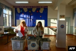 Două alegătoare votează în cadrul alegerilor prezidențiale și referendumului republican constituțional din 20 octombrie.