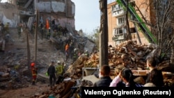 Наслідки російського удару по п’ятиповерхівці в Прилуках, 7 жовтня 2026 року