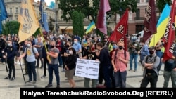 Учасники протесту вимагали скасувати рішення про спільне з бойовиками інспектування українських позицій біля села Шуми під Горлівкою та припинити повноваження всіх представників України у Тристоронній контактній групі