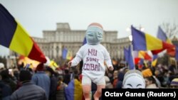 Oltásellenes tüntetés Bukarestben.