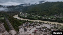 Pogled iz drona na uništenu željezničku prugu i cestu, rijeku Neretvu i poplavljeno područje u Donjoj Jablanici, BiH, 6. 10. 2024.