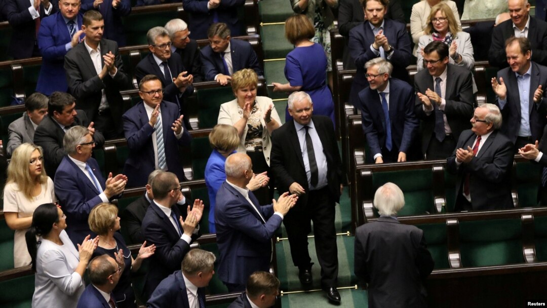 На думку Тараса Чорновола, лідер партії «Право і справедливість» Ярослав Качинський (на фото – в центрі) – фактичний голова Польщі