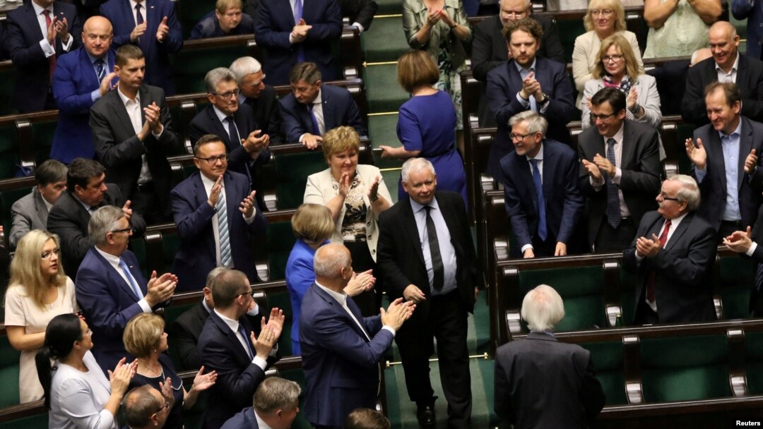 Lider PiS-a Jaroslav Kačinjski (u sredini)