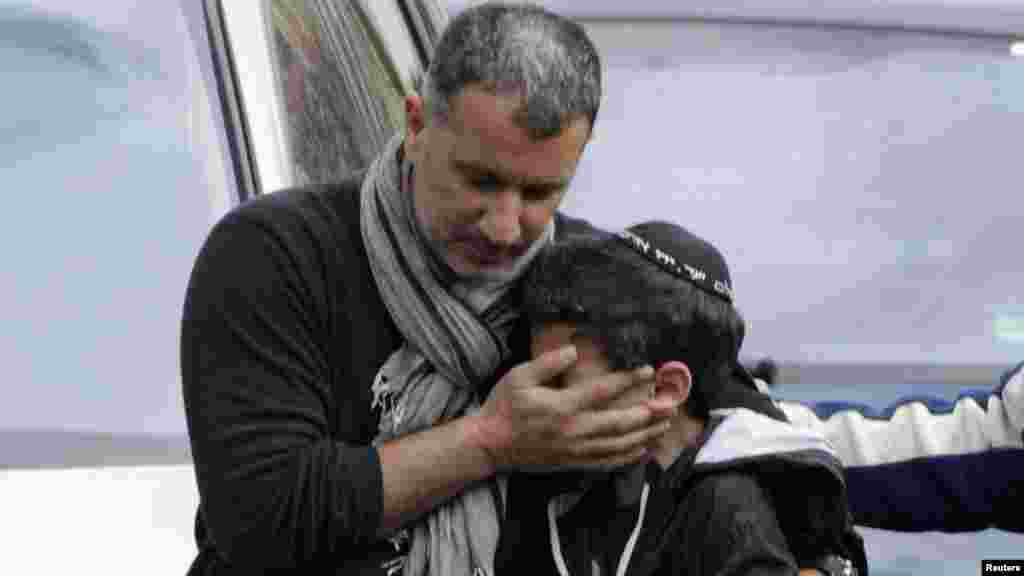 Francuska - Tragedija u Tuluzu gdje je serijski ubica Mohamed Merah (23) ubio troje jevrejske djece i rabina ispred jevrejske škole, 19Mar2012. Foto: Reuters / Jean-Philippe Arles