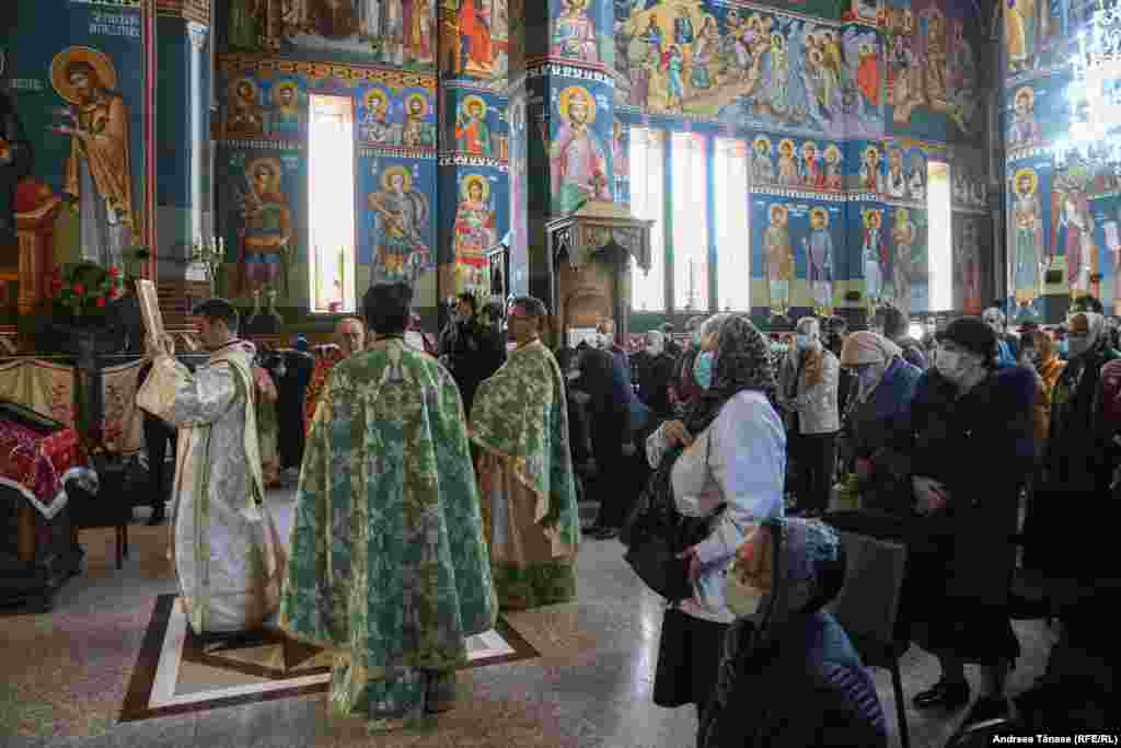 Slujba de Florii celebrată de credincioși în Biserica Sf. Arhangheli Mihail și Gavriil din București.