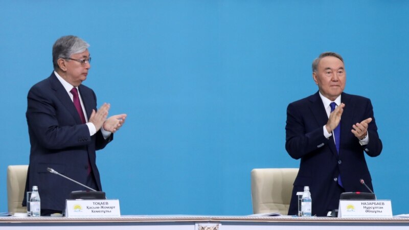 Назарбаев “Нур Отандын” лидерлигинен кетип, Токаев шайланды 