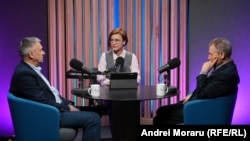 Eugenia Crețu, gazda podcastului „Dincolo de știri”, alături de analiștii Nicolae Negru (dreapta) și Igor Boțan, în studioul Europei Libere de la Chișinău.