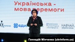 «Київ, Харків, Херсон. Я і моя команда живемо і працюємо серед героїв» – Мелінда Сіммонс. На фото посол Британії під час Всеукраїнського форуму «Українська – мова перемоги», 9 листопада 2022 року