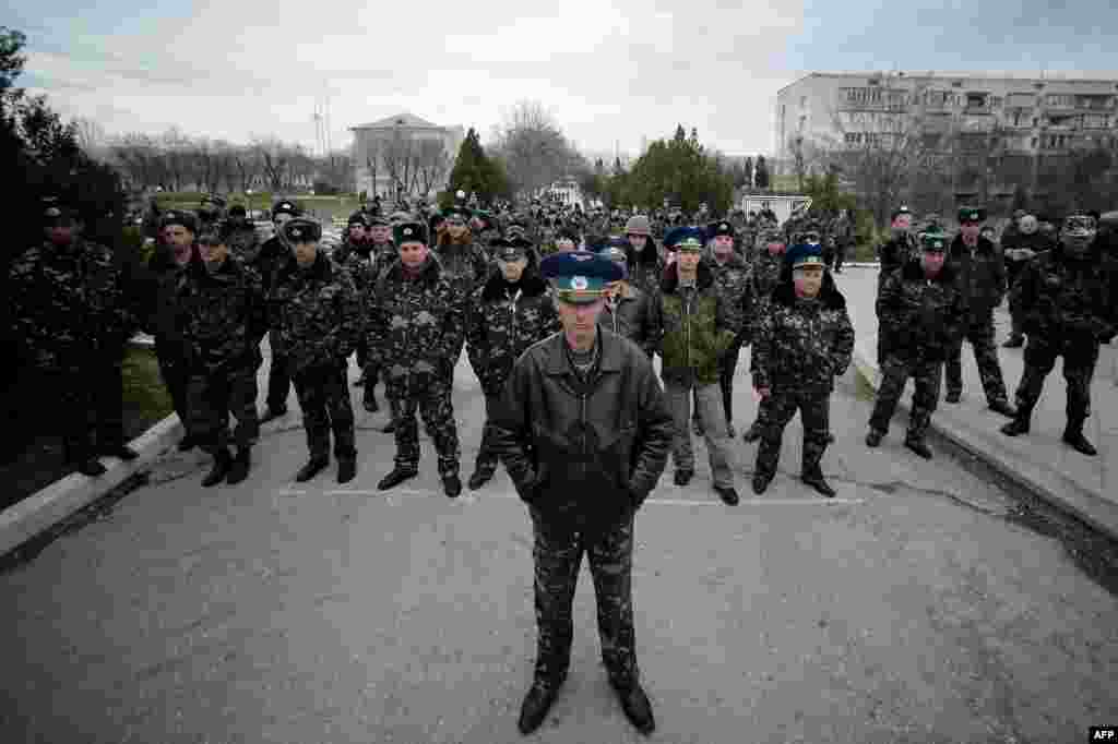 Sevastopol Air Base&#39;s second in command, Oleh Podapalov, and some of his Ukrainian troops face pro-Russian protesters demonstrating outside the base in Belbek, not far from Sevastopol, the Crimean capital. (AFP/Filippo Monteforte)