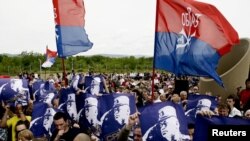 Në shënimin e përvjetorit të Betejës së Kosovës, në Gazimestan, serbët mbanin posterët e ish-gjeneralit serb Ratko Mlladiq -28 qershor 2011.  