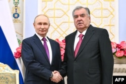 Președintele rus Vladimir Putin și omologul său tadjik, Emomali Rahmon la Palatul Națiunilor de la Dușanbe.