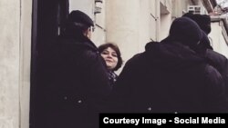 Хадиджу Исмаилову привезли в суд. Баку, 27 января 2015 года.