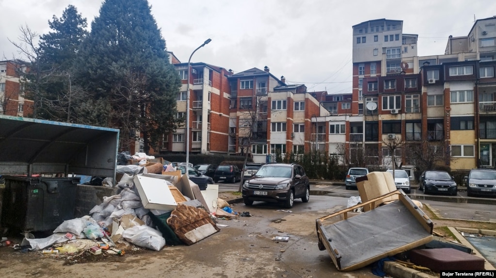 Mbeturinat shtëpiake grumbullohen dy herë në javë nga kompania Pastrimi dhe secila lagje ka orare të ndryshme për largimin e tyre.