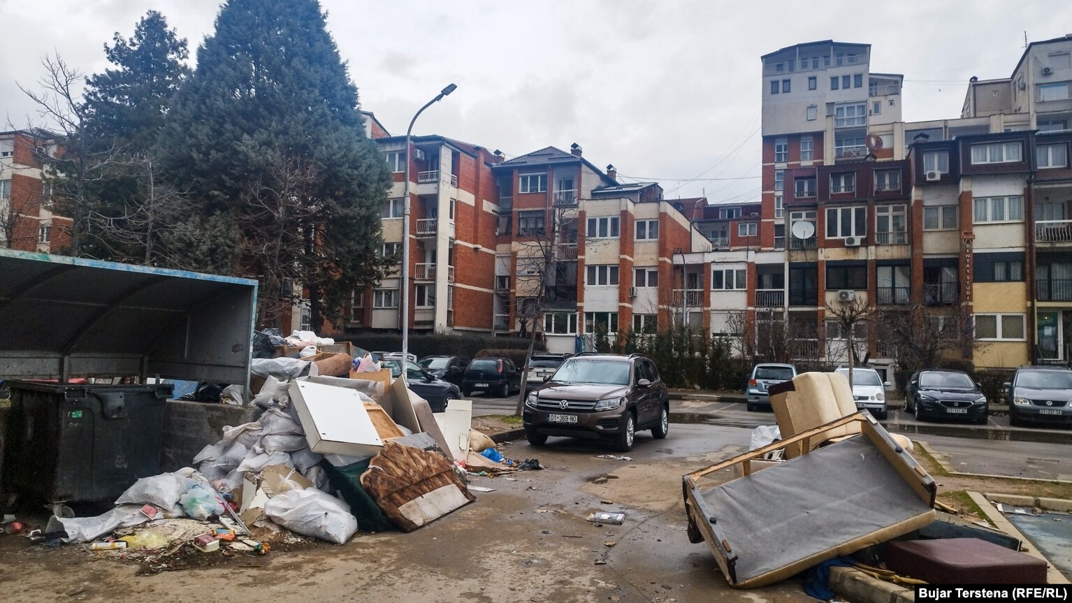 Mbeturinat shtëpiake grumbullohen dy herë në javë nga kompania Pastrimi dhe secila lagje ka orare të ndryshme për largimin e tyre.