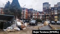 Mbeturinat shtëpiake grumbullohen dy herë në javë nga kompania Pastrimi dhe secila lagje ka orare të ndryshme për largimin e tyre.