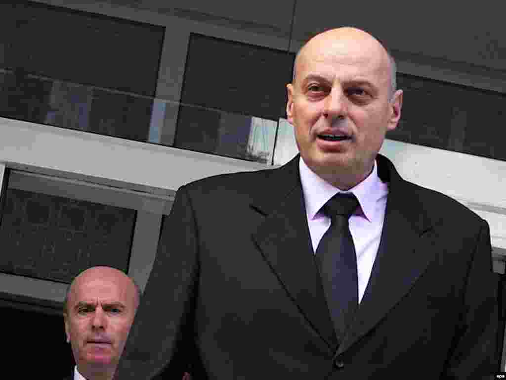 25 qershor '09 - Bullgaria ka liruar nga paraburgimi ish-kryeministrin e Kosovës, Agim Çeku, i cili ishte arrestuar pas një fletarrestimi të Serbisë, sipas të cilit, ai kërkohet për shkak të krimeve të luftës. Çeku u lirua pas një seance dëgjimore, ku u diskutua se a duhet të vazhdohet burgimi i tij apo jo.  