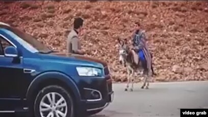 Sargishlarning jingalaklari bilan qoplangan yuzlari rasmlari Brody shahrida jinsiy aloqa qilish