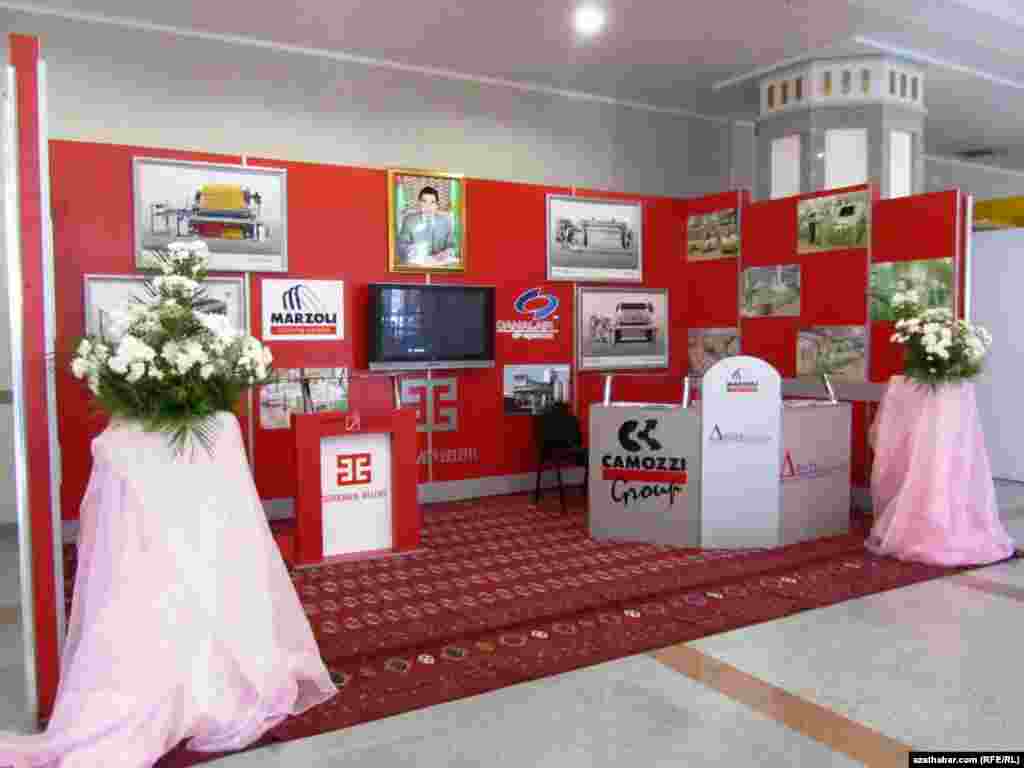 3-nji iýunda Aşgabatda “Türkmenistanyň dokma senagatynyň Garaşsyzlyk ýyllarynda ýeten sepgitleri we geljegi” atly dokma önümleriniň halkara sergisi açyldy. 