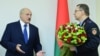 Andrei Șved, în dreapta, primind flori de la președintele Alexandr Lukașenka la numirea în fruntea Procuraturii Generale a R. Belarus, la 10 septembrie 2020.