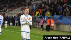 Fisnik Asllani duke e festuar golin e Kosovës kundër Sllovakisë, teksa verdhekaltrit mundën sllovakët në gjysmëfinale të plajofit për Kupën e Botës 2026, të enjten në Bratisllavë.