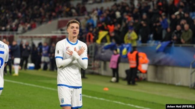 Fisnik Asllani duke e festuar golin e Kosovës kundër Sllovakisë, teksa verdhekaltrit mundën sllovakët në gjysmëfinale të plajofit për Kupën e Botës 2026, të enjten në Bratisllavë.