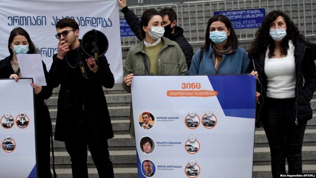 Участники акции протестуют против ограничения свободы передвижения 