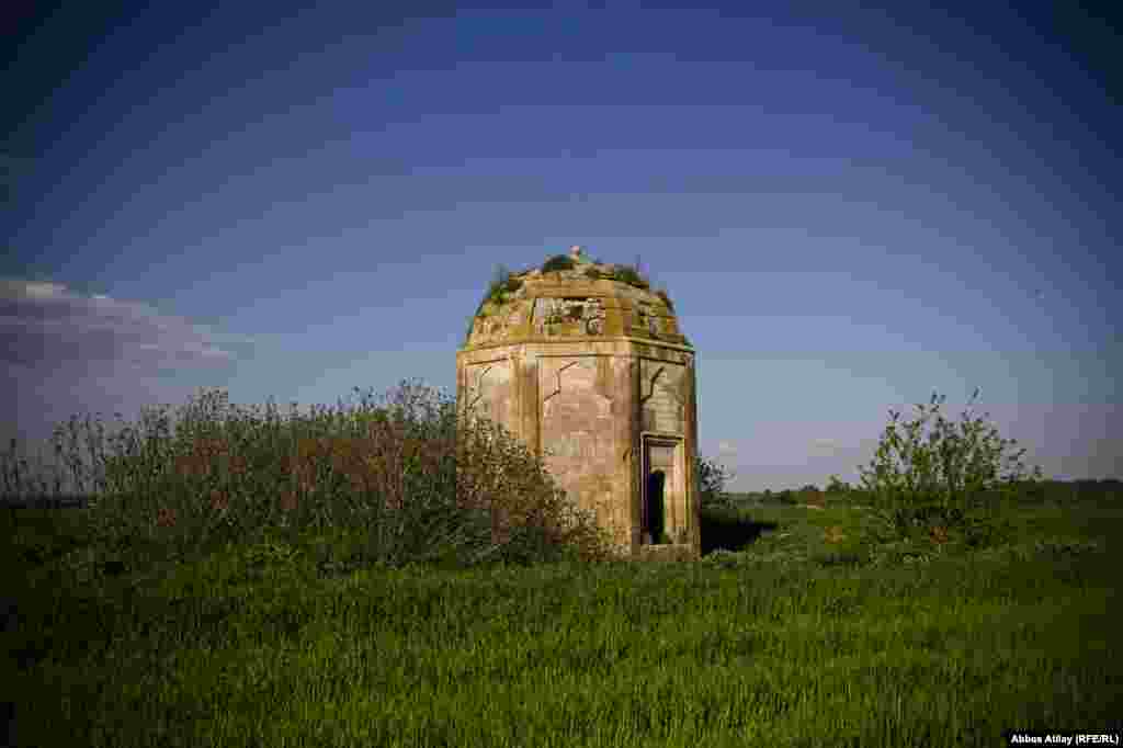 Füzuli rayonu. Orta əsrlərə aid türbə. Horadiz yaxınlığında bu türbə bir neçə dəfə erməni işğalçılarının əlinə keçsədə dağılması üçün güllələnməyə (üzərində güllə deşikləri saysız-hesabsızdır) ehtiyac duymayıb. Onu məhv etsə elə biganəlik edəcək.