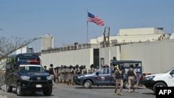 په کراچۍ کې پولیس د امریکا د قونسلګرۍ مخې ته د امنیت ساتلو په موخه ولاړ دي - د مارچ لومړۍ نېټې انځور 