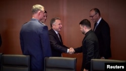 Голова держави опублікував фото зі спеціальним представником президента США Стівом Віткоффом (у центрі) та зятем Трампа Джаредом Кушнером