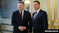 Президент України Петро Порошенко (ліворуч) та президент Польщі Анджей Дуда під час зустрічі у Києві. Грудень 2015 року