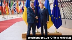 Президент Украины Петр Порошенко (слева) и председатель Европейского совета Дональд Туск. Брюссель, 9 июля 2018 года.