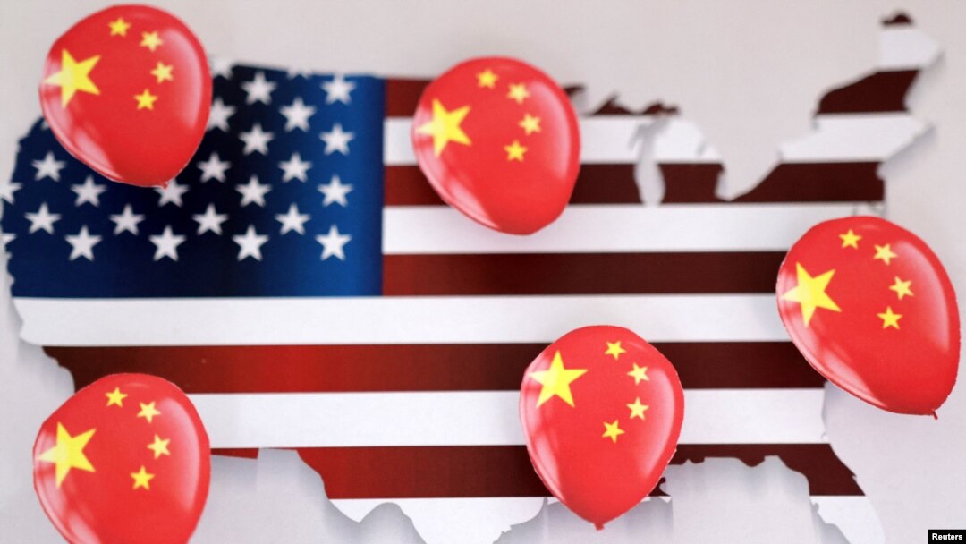 Ilustrația prezintă baloane imprimate cu steagul chinez și conturul hărții SUA. Mai multe baloane - dispozitive de zbor - chineze au fost reperate de armata americană în ultimii ani. 