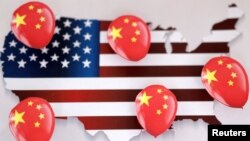 Ilustrația prezintă baloane imprimate cu steagul chinez și conturul hărții SUA. Mai multe baloane - dispozitive de zbor - chineze au fost reperate de armata americană în ultimii ani. 