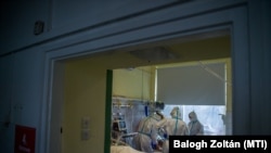 Védőfelszerelést viselő ápolók és orvosok az Országos Korányi Pulmonológiai Intézet koronavírussal fertőzött betegek fogadására kialakított intenzív osztályán