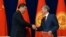 Кыргыз президенти Алмазбек Атамбаев Кытайдын төрагасы Си Цзинпин менен келишимден кийин кол алышууда. Бишкек, 11-сентябрь, 2013.