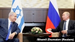 Russian President Vladimir Putin (right) attends a meeting with Israeli Prime Minister Benjamin Netanyahu in Sochi on September 12.